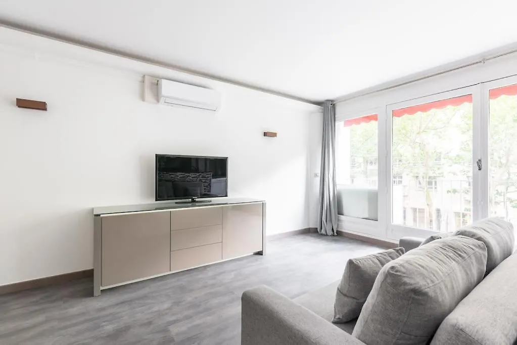 Appartement Ensoleille Buttes Chaumont -Iv Parijs